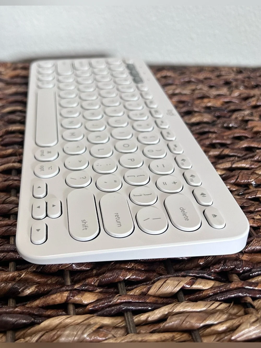 N/A sleek white